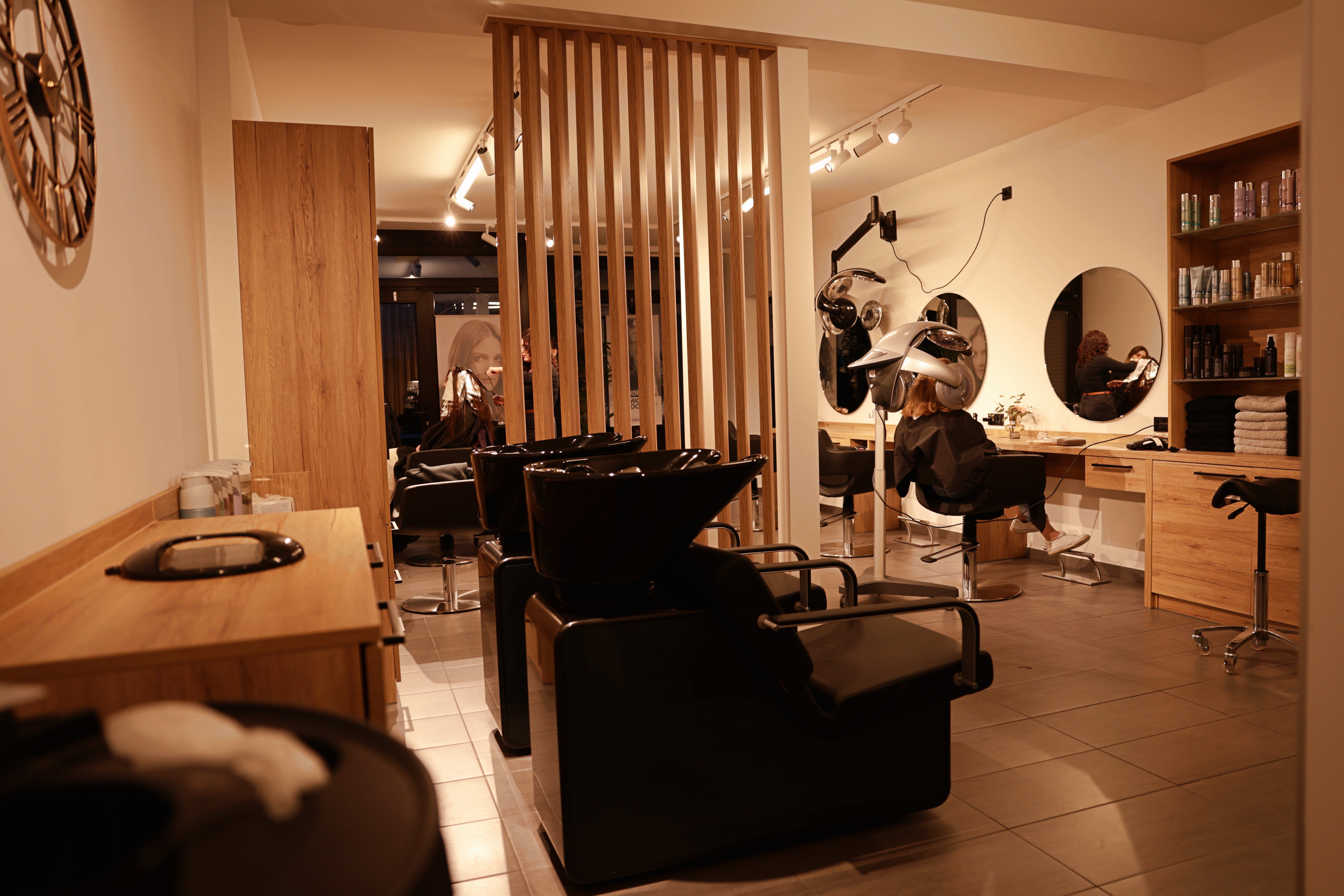 Moderner Salon-Innenraum mit eleganten Styling-Stationen und professioneller Ausstattung