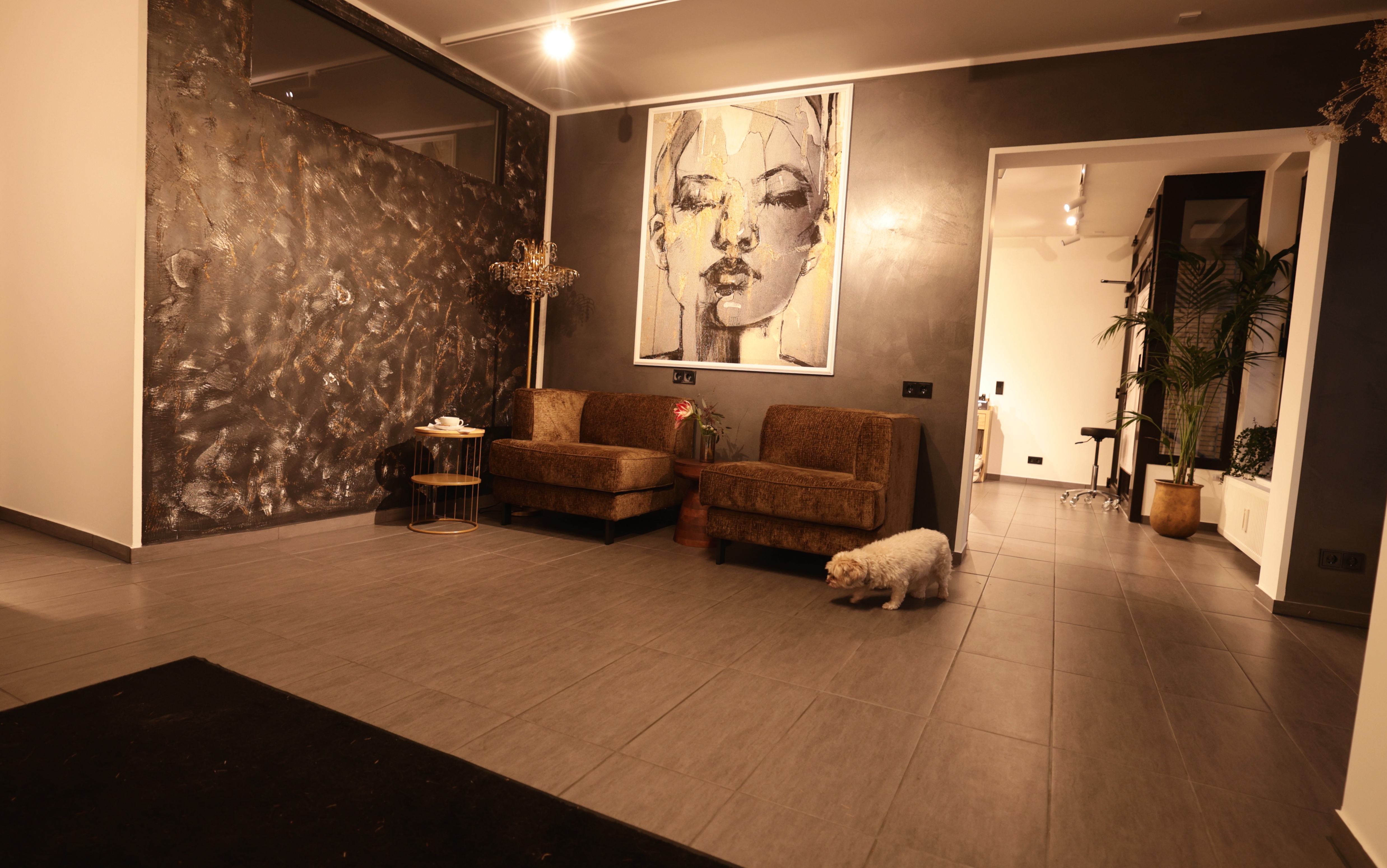 Gemütlicher Wartebereich mit modernem Ambiente und komfortablen Sitzgelegenheiten